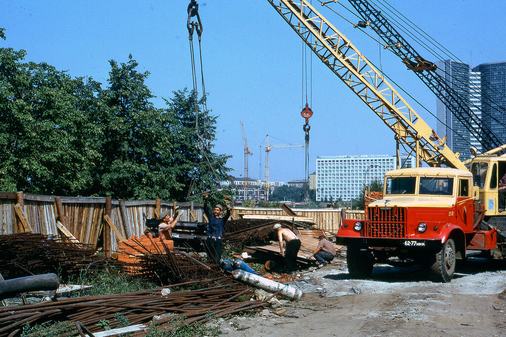 Ссср в строительстве. Автокран к 162 шасси КРАЗ. СССР на стройке. Стройки 70-х годов. Стройки 80х годов.