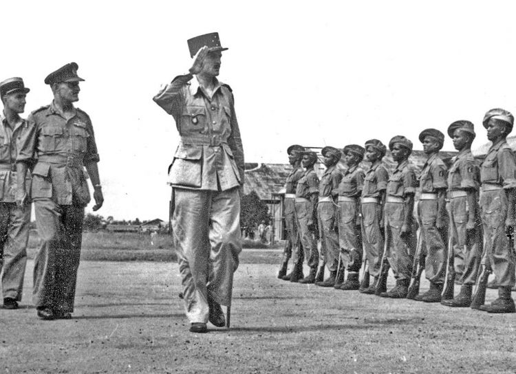 Генерал Леклерк 5 октября 1945 года возглавляет почетный караул 20-й индийской дивизии с генералом Грейси