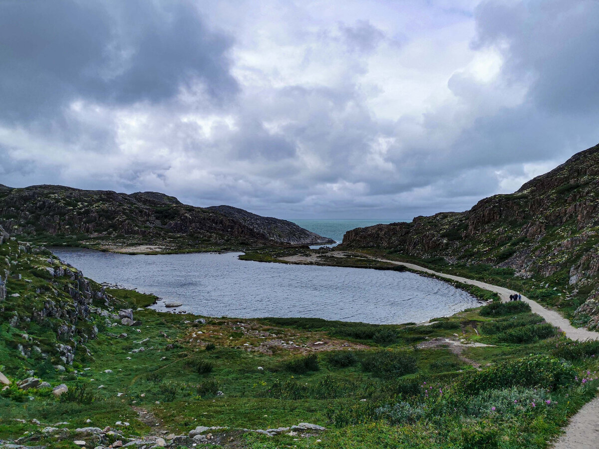 Озеро перед водопадом
