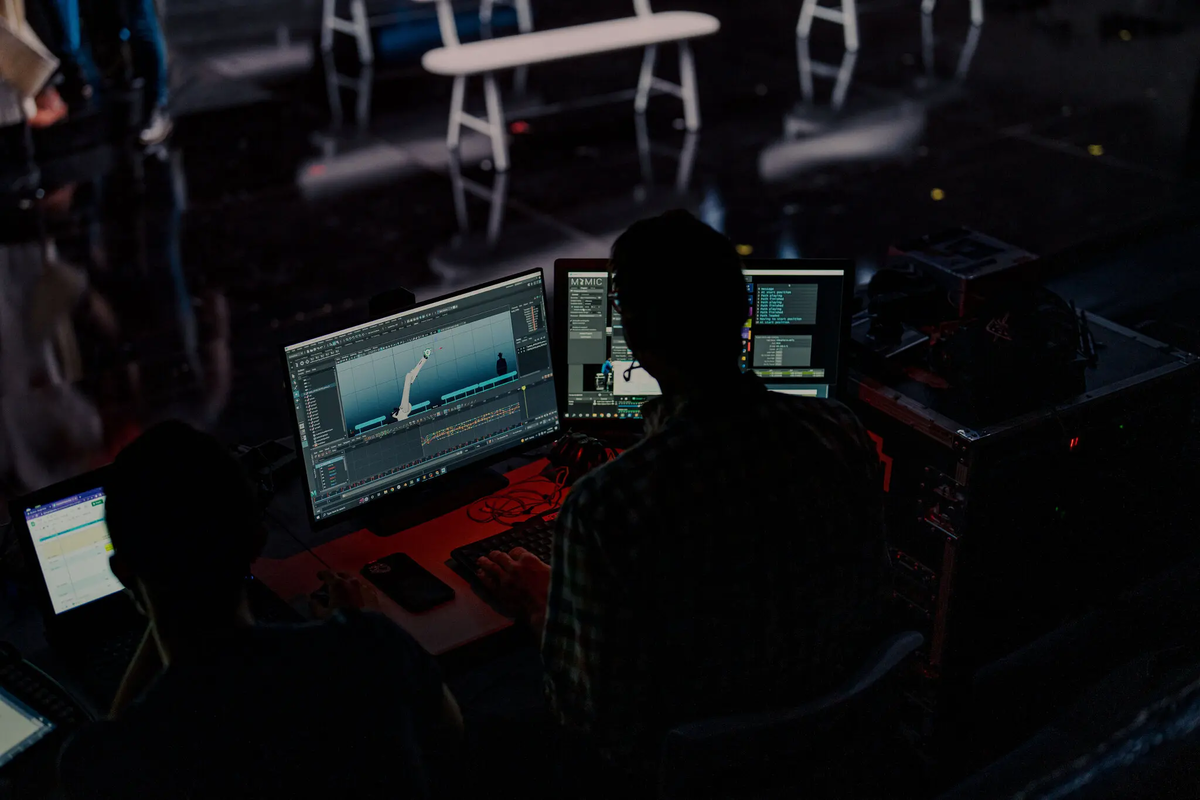 Находясь дома, зрители смогут смотреть фрагменты физического спектакля как часть интерактивного сопутствующего произведения, которое изображает сам театр. Фото: Амир Хамджа.