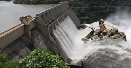 За плотиной русофобия, её сейчас прорвало, а прекрасная русалка - Россия.