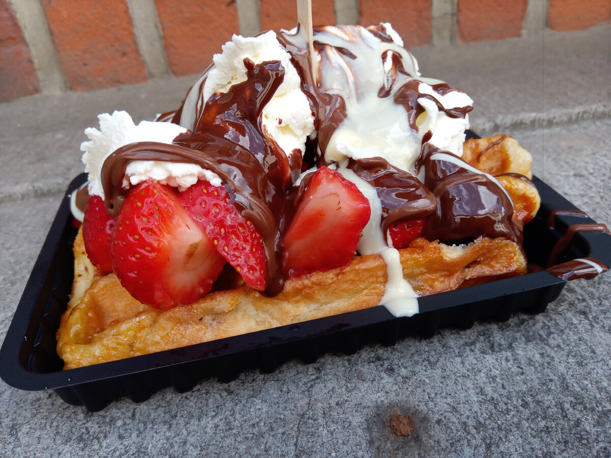 Автор, в свою очередь, благодарит вас за добрые слова, поздравляет с поступлением и оставляет здесь эту фотографию вкусной бельгийской вафли из Брюсселя 💕 Учитесь хорошо!