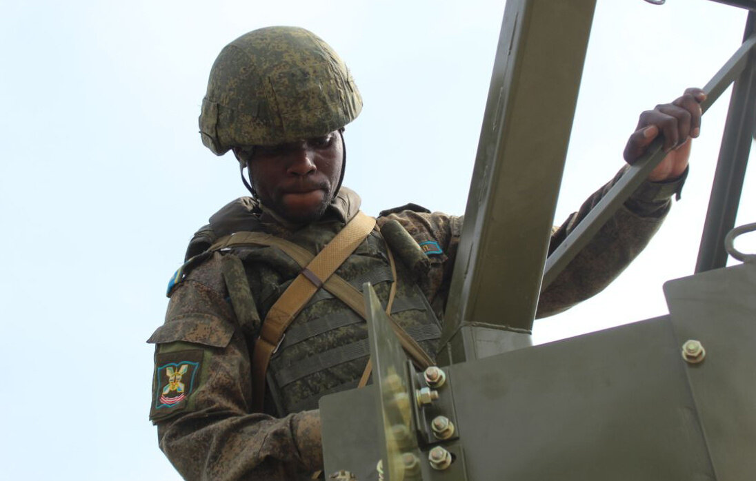    Диника Макмиш Фарай  Григорий Неделько/Минобороны России