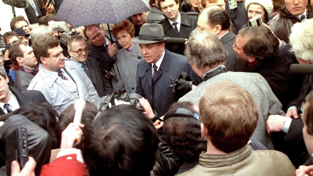    Генеральный секретарь ЦК КПСС Председатель Президиума ВС СССР Михаил Сергеевич Горбачев дает интервью советским и иностранным журналистам © РИА Новости / Юрий Абрамочкин