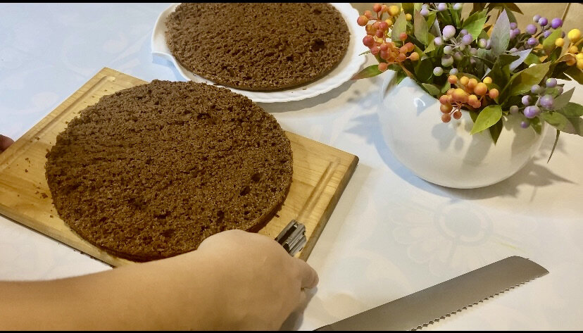 Бисквит получился влажный и нежный!