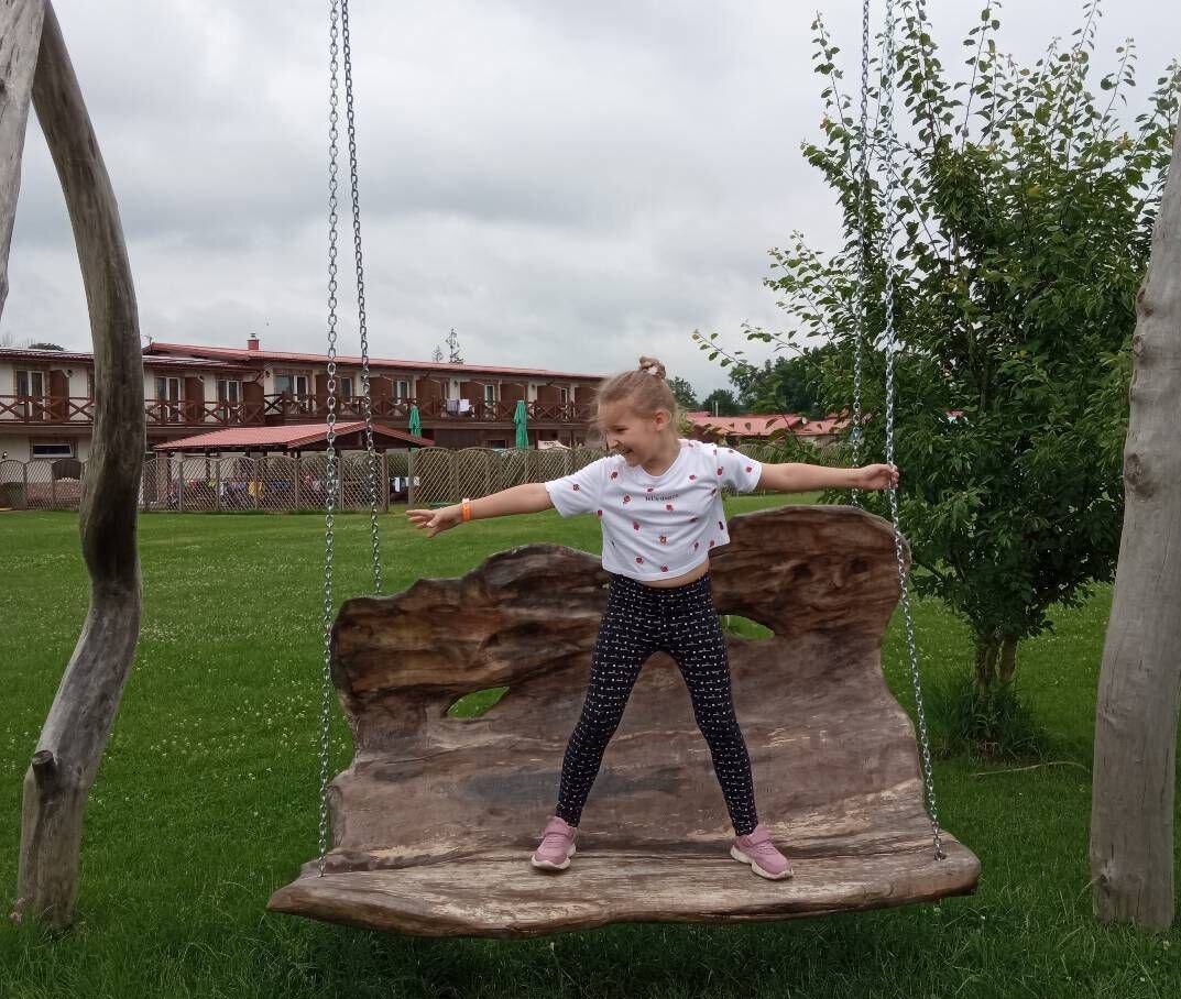 Активный ребенок везде найдет себе развлечение