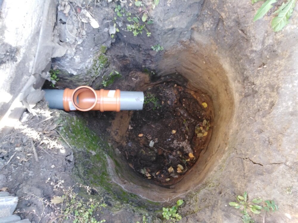 Увеличенный в размерах отвод сточных вод.