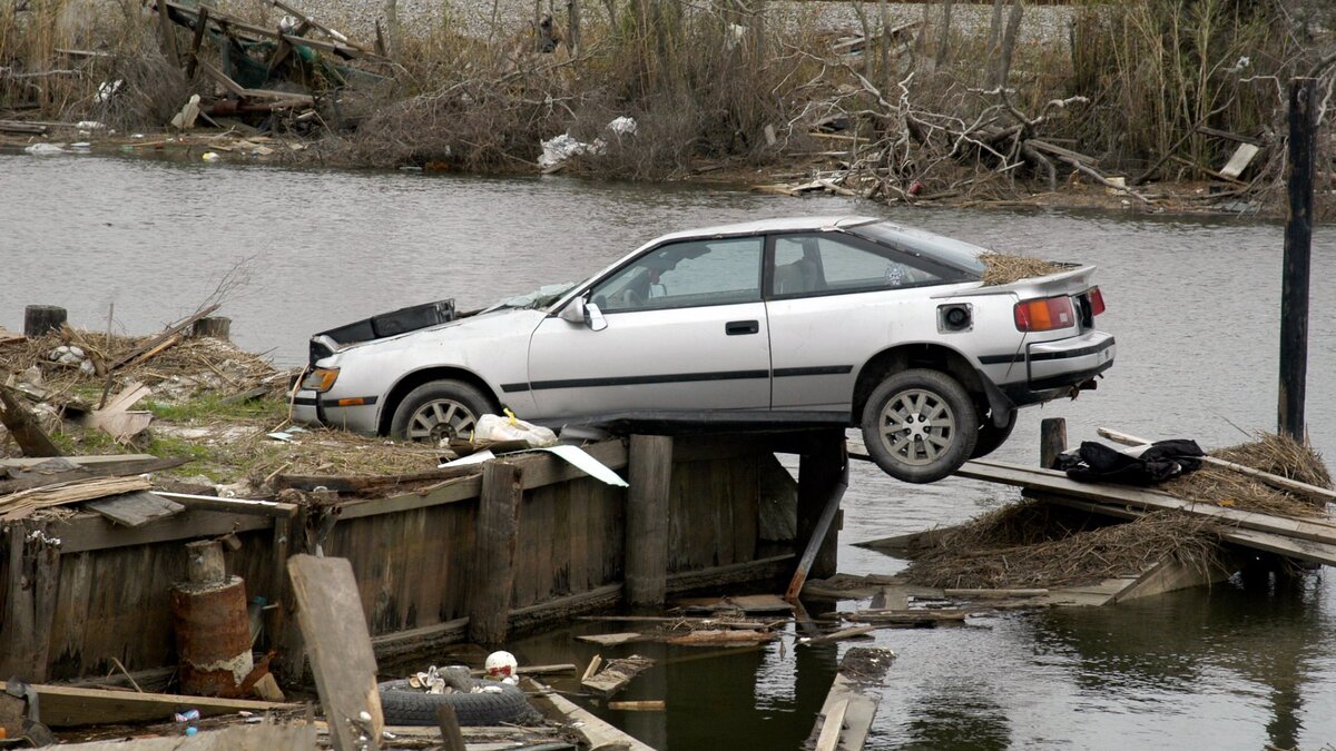     В Ростовской области главу администрации Цимлянского района заподозрили в превышении должностных полномочий, в Ростове задержали инспекторов за вымогательство взяток, а улицу Малиновского заливало ливнем.