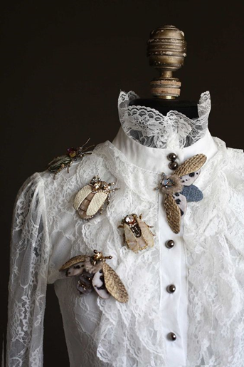 Сет из брошей-насекомых на блузе