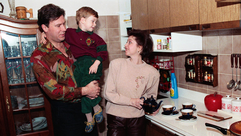    Сергей Буянов и Елена Буянова (Водорезова) с сыном. ТАСС