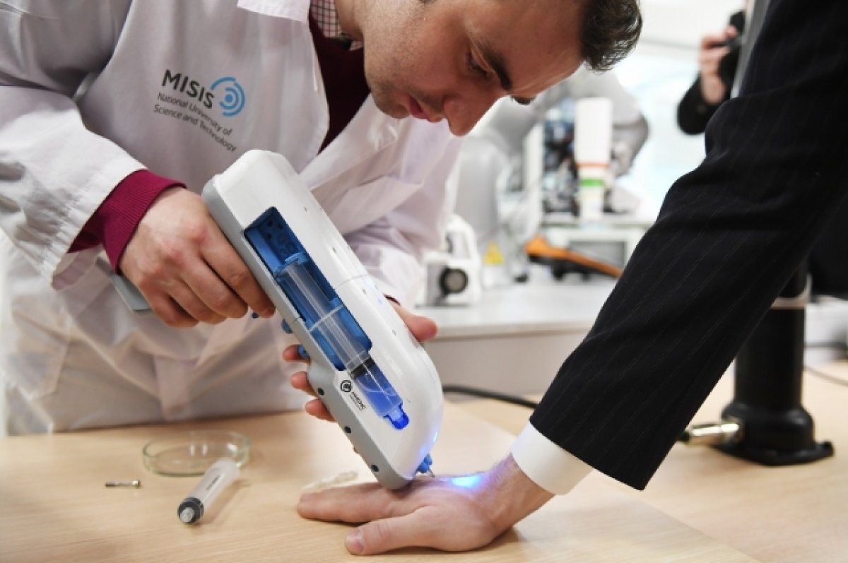    На форуме «Армия-2023» представили тканевый пистолет, останавливающий кровь