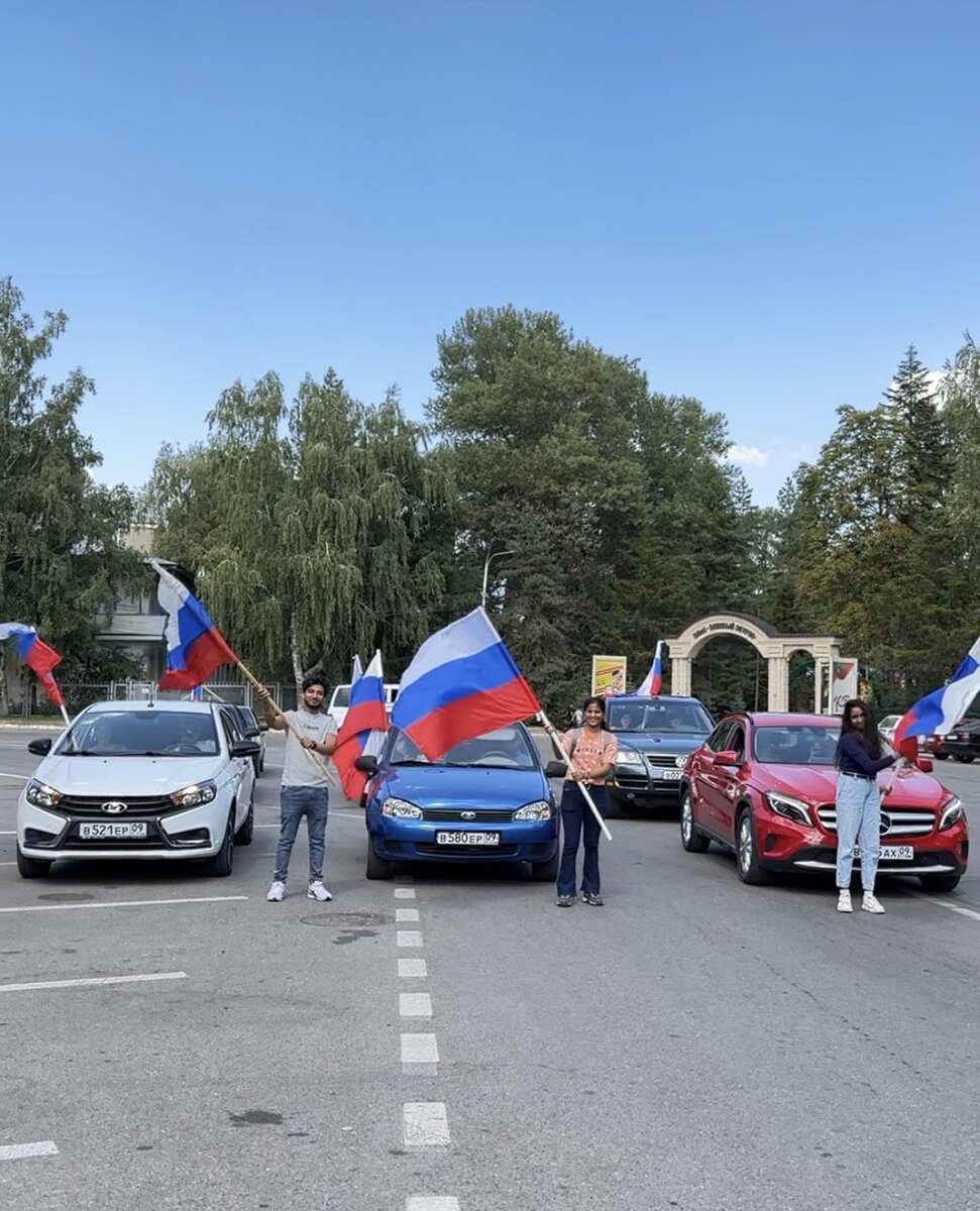 Студенты из Черкесска устроили автопробег в честь Дня Государственного  флага России | Северо-Кавказская государственная академия | Дзен