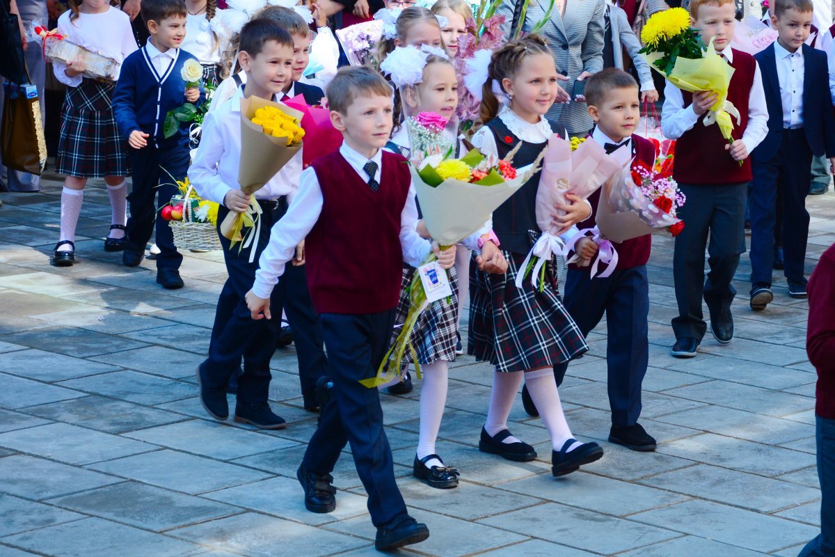 выпускной класс. первоклашки идут в школу. дети школьники. школа 1 сентября. 1 сентября первый звонок.