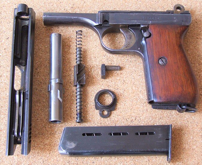 Неполная разборка пистолета обр. 1922 года. Обратите внимание на ствол с выступами и предохранитель.