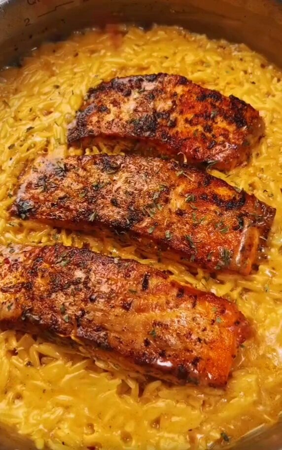 Орзо с лососем в сливочном соусе.