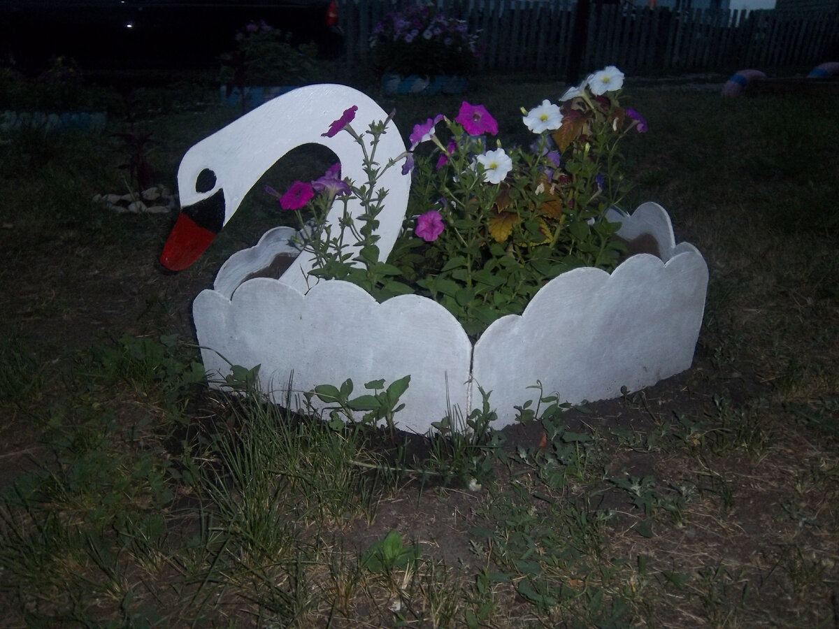 Лебеди улетели: в России запретили садовые украшения из покрышек