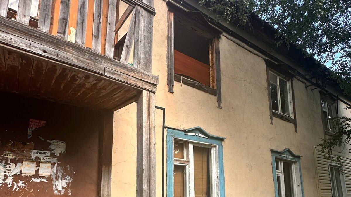     Жителям попавшего под снос аварийного дома по улице Камчатской приходится жить по соседству с бомжами из-за нерасторопности властей. По словам тюменцев, бездомные поселились в квартирах, которые уже расселены.