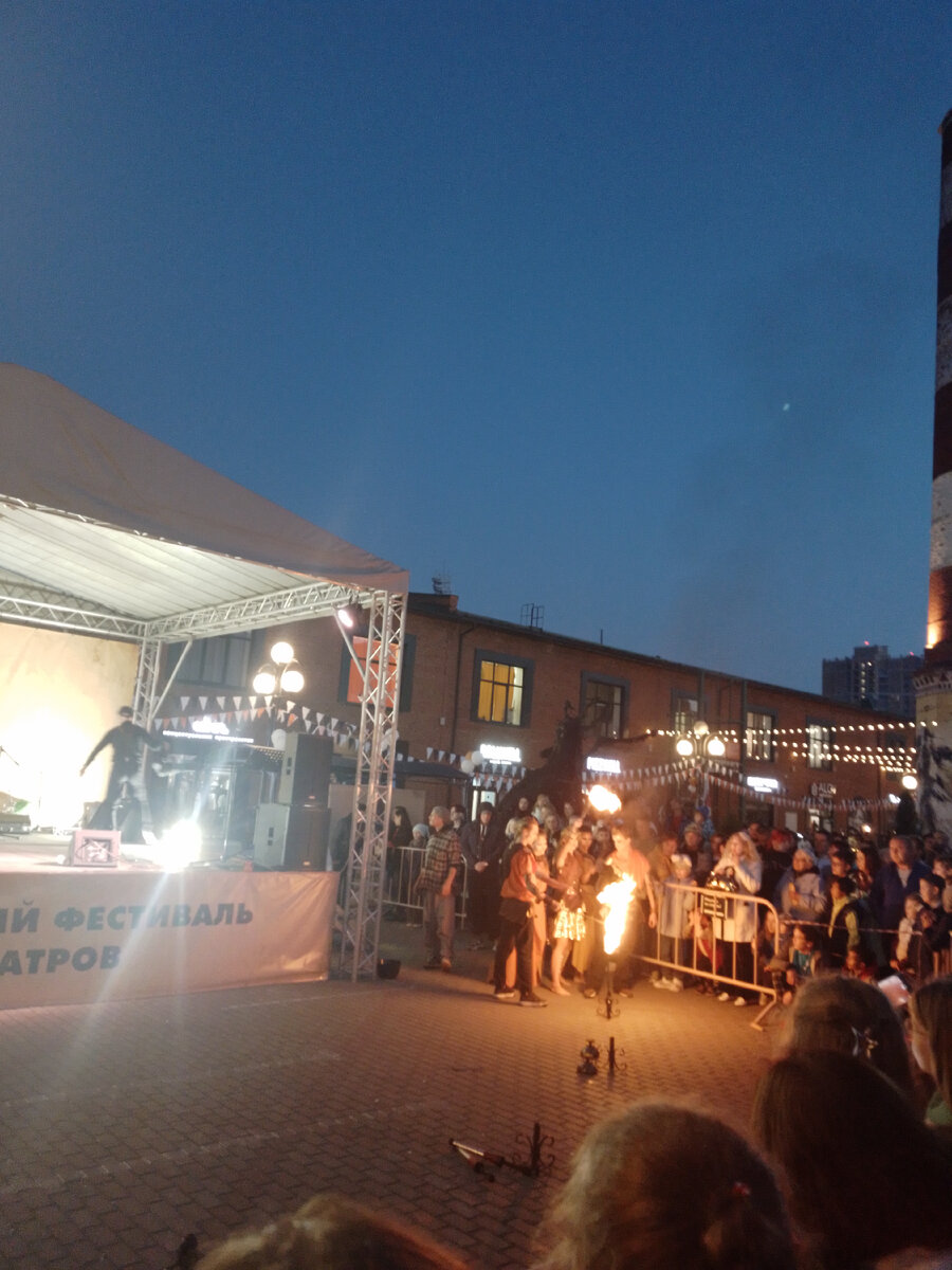 По уже сложившейся традиции, в Туле,  в дни города проходит "Театральный дворик".  В этом году- это уже XV Международный фестиваль уличных театров. 9/09/2023. 16:00.-44