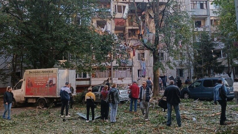     Спасатели пытаются пробраться к ребенку, который находится под завалами дома в Балашихе, где прогремел мощный взрыв. Также под завалами могут оставаться и другие жильцы. Одного пострадавшего уже удалось достать из-под плит и передать медикам.