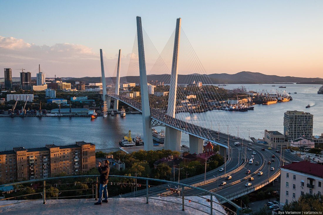 Владивосток. Владивосток достопримечательности мост. Мост в городе Владивостоке. Владивосток золотой мост летом. Владивосток пляж золотой мост.