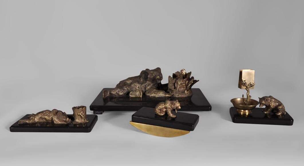 Письменный набор: https://www.marcmaison.ru/objets-d-art-19th-century-paintings-and-furniture/objects/николай-иванович-либерих-модель-набор-настольных-принадлежностей-из-бронзы-и-черного-мрамора-украшенный-медведями