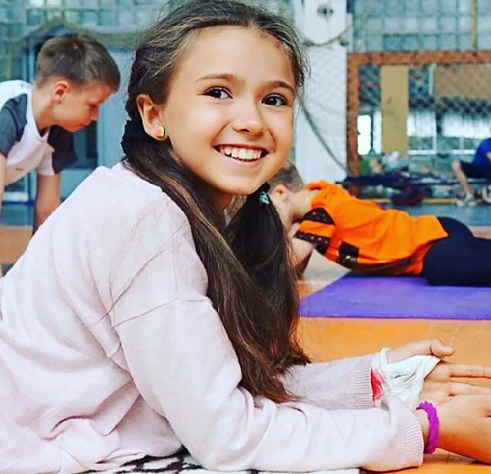 Камила была очень болезненной, поэтому, чтобы сделать ее здоровье более крепким, родители приняли решение улучшить ее физподготовку при помощи занятий спортом.