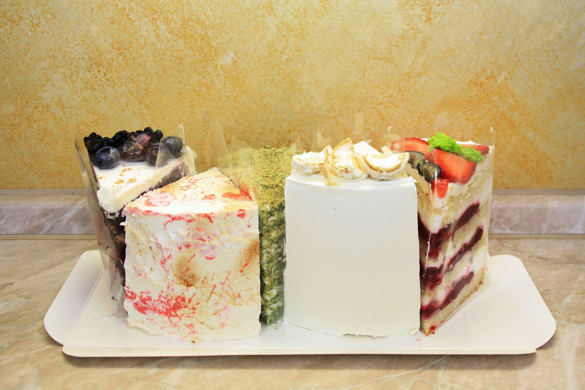 Нарезные пирожные в форме куска торта в наборе