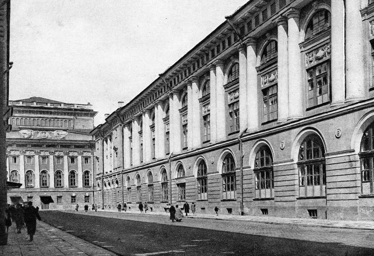Театральная улица (сейчас улица Зодчего Росси) и фасад Санкт-Петербургского Императорского театрального училища 