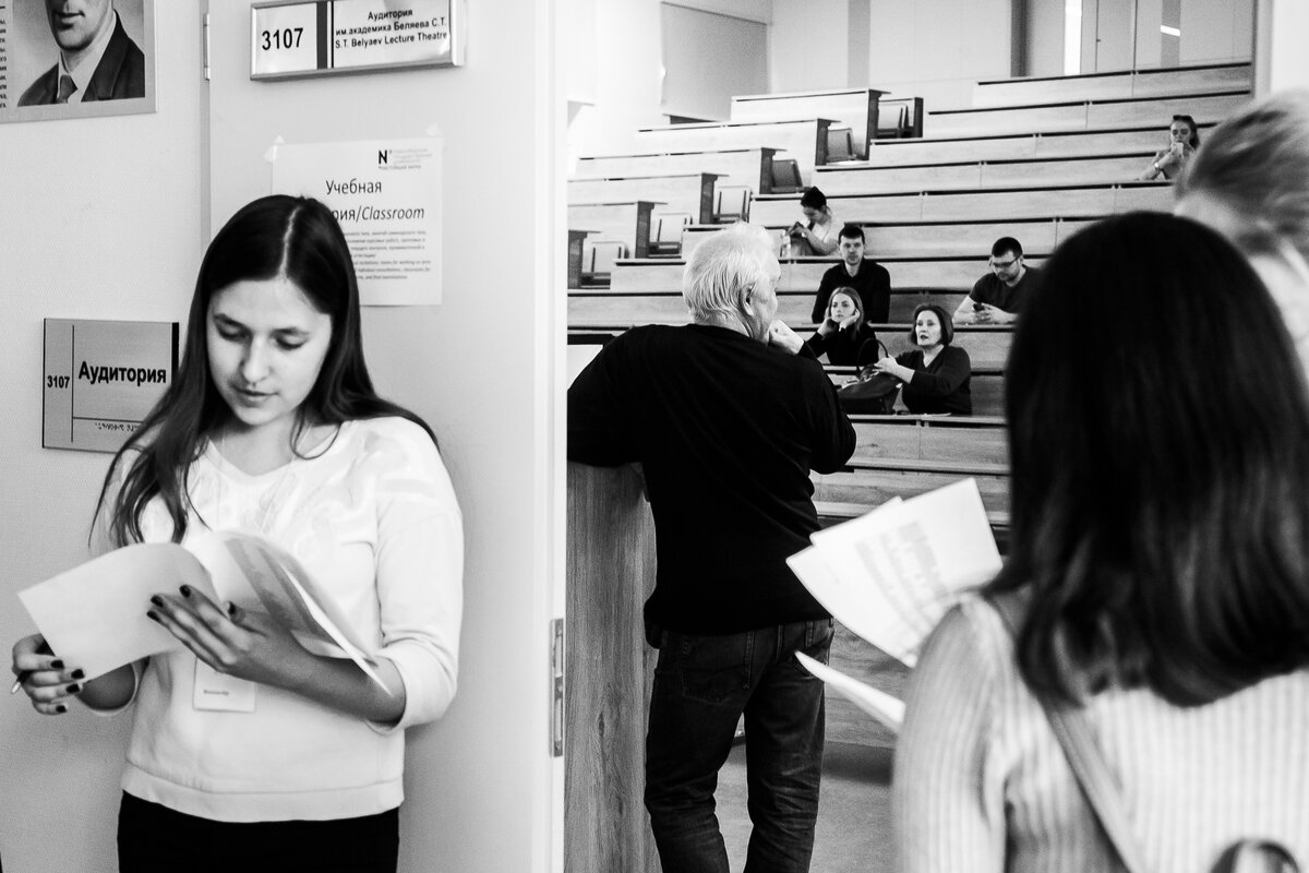 У входа в аудиторию нас останавливают: здесь ограниченное количество мест, нужно было регистрироваться заранее, поэтому участников проверяют по спискам.