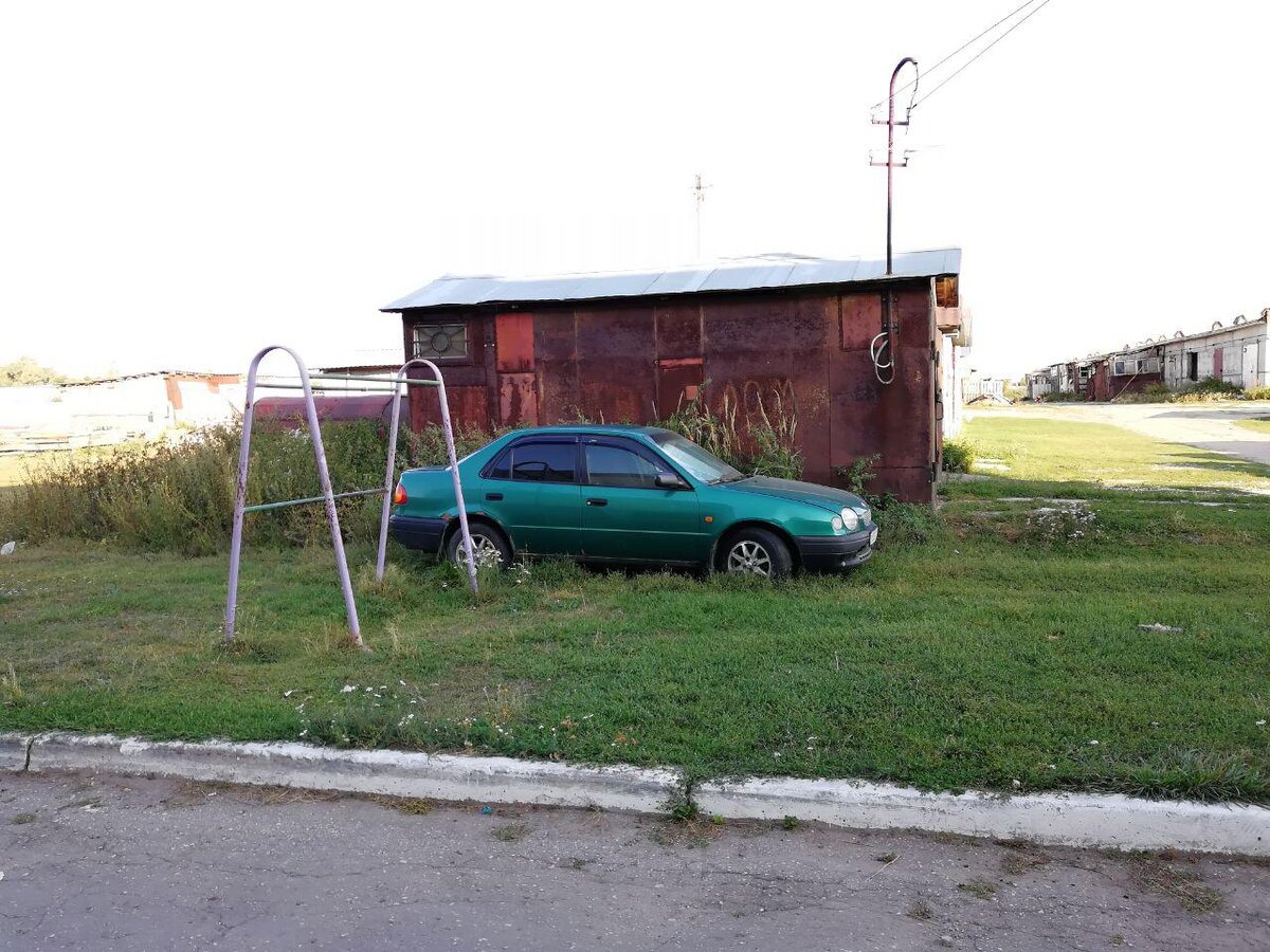 Около гаражей трава. Оставить вот так машину теперь нельзя.