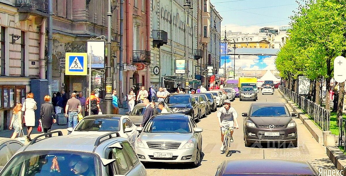 Парковка в два ряда - частое явление
