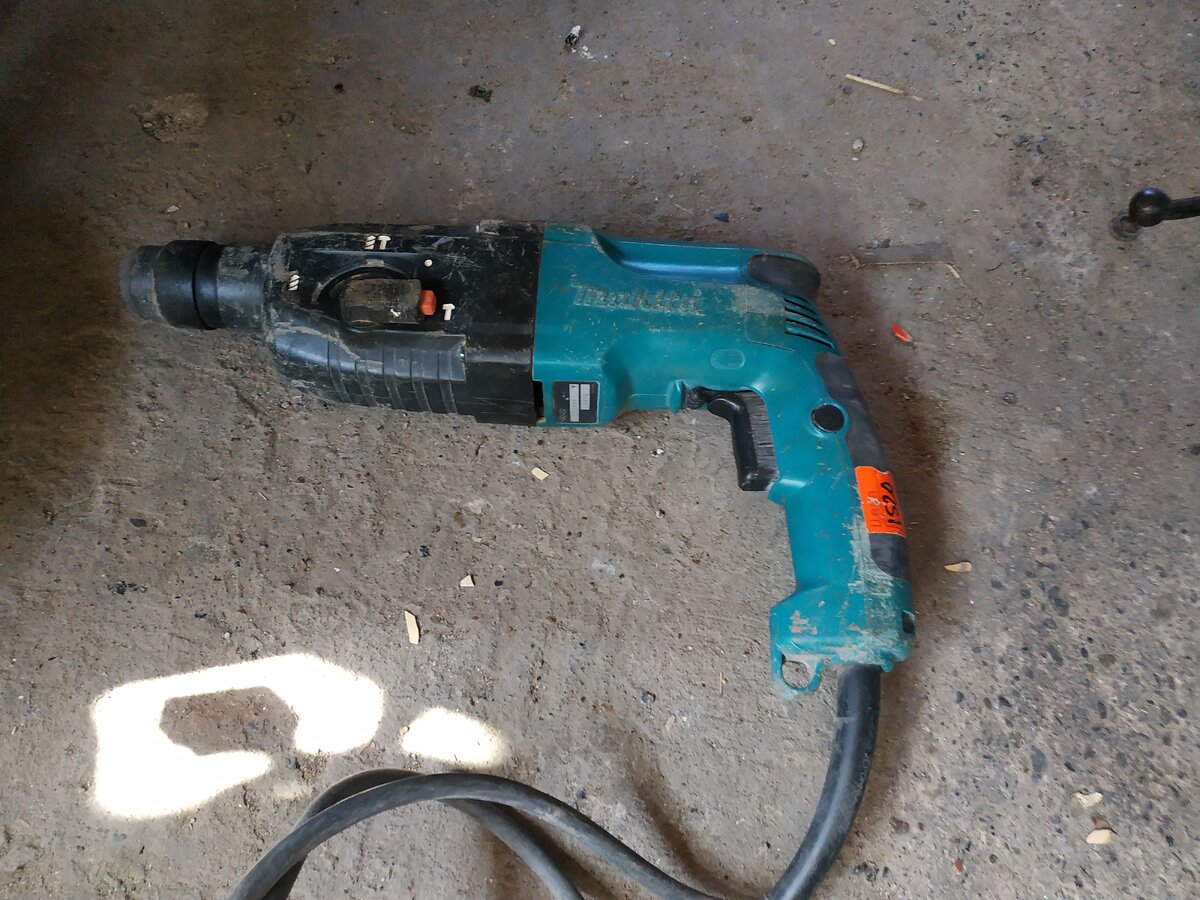 Старый макита. Перфоратор Макита 24 50. Перфоратор Макита hr2450. Перфоратор Makita 2470. Макита перфоратор 840 ватт.