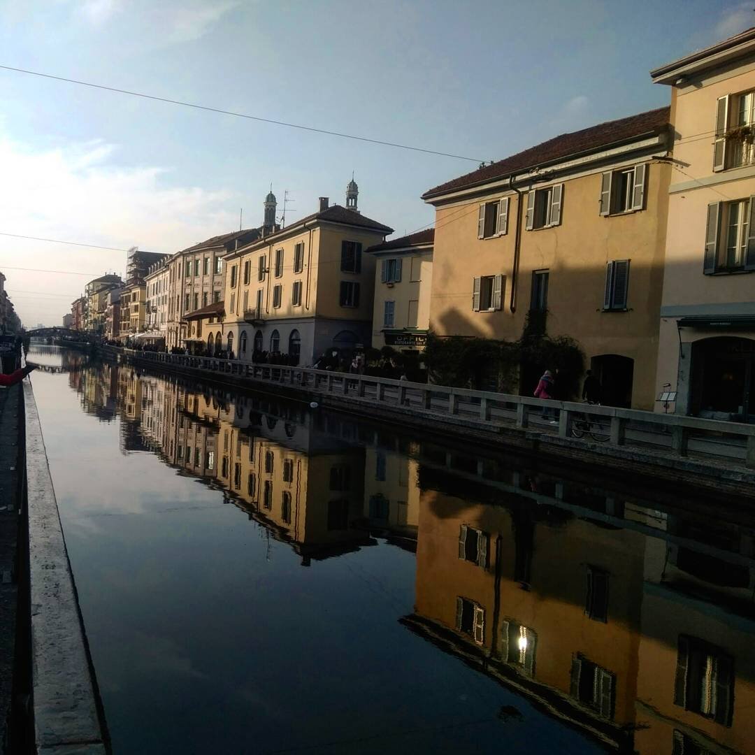 В Милане есть очень милый район с маленькими домиками на набережной.