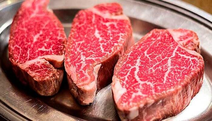 Несмотря на цену, мраморная говядина пользуется спросом во всём мире. Фото: chefs-academy.com