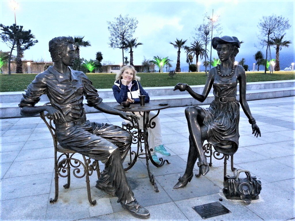 Набережная столицы Аджарии, скульптурная композиция "Я и ты в Батуми". 