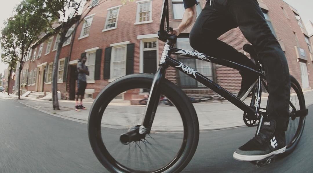 Здаров бандиты сегодня раскажу что такое BMX. BMX (Bicycle MotoXtreme) — разновидность велосипеда, изначально придуманная взрослыми любителями мотокросса для тренировок. Для детей — будущих спортсменов мотокросса и мотофристайла, физически невозможно было учиться кататься на полноразмерных мотоциклах для мотокросса, а специальных детских моделей в то далёкое время (1960-е годы) не было. Такой велосипед был проще для освоения. Потом BMX уже перерос в отдельный вид спорта, разделённый на несколько дисциплин, три из которых являются олимпийскими видами спорта — BMX freestyle, BMX dirt, и BMX racing.