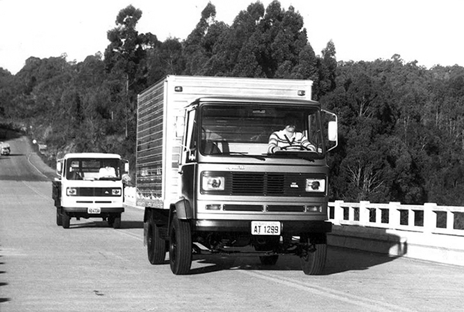 Agrale TX1600 и TX1200 на заднем плане