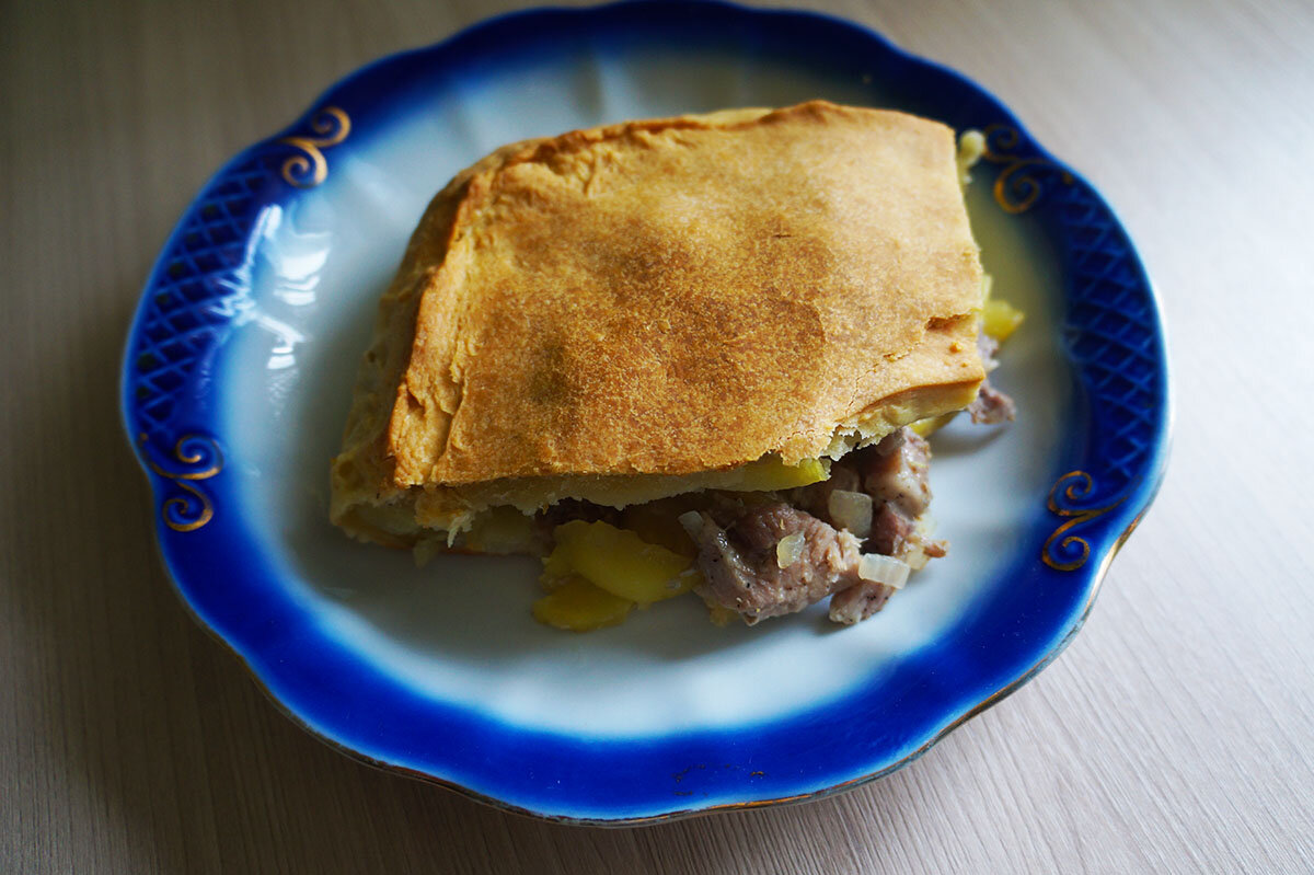 Пирог с мясом и картофелем на тарелке