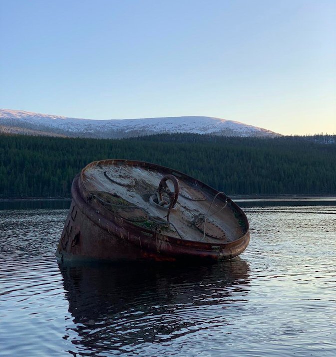 Туристы без ума от странного объекта в море