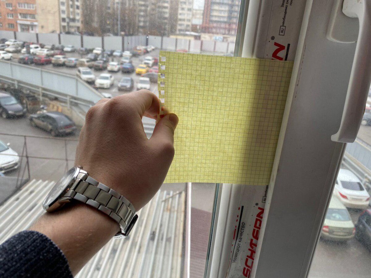 У меня лист бумаги почти свободно выходил из створки. Значит, регулировка была необходима