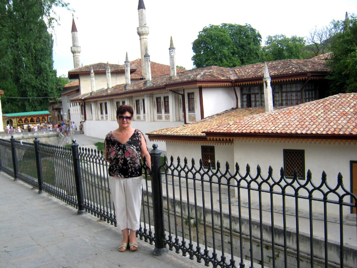Я рядом с Ханским дворцом в Бахчисарае (фото из архива автора)