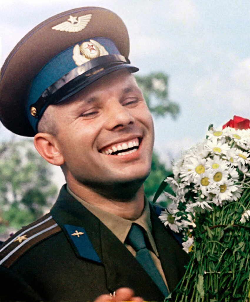 Ю́рий Алексе́евич Гага́рин фото в цвете с Яндекс картинки