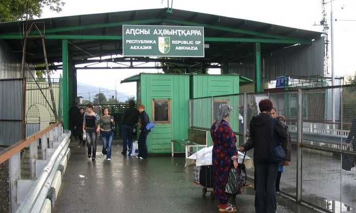 Пограничный пункт в Псоу (фото с сайта "Апсны-тур"). Время преодоления препятствия - 30 минут. В обратном направлении российская сторона обязательно устраивает досмотр. Поэтому обратно лучше ехать на поезде, чтобы пройти его прямо в вагоне. 