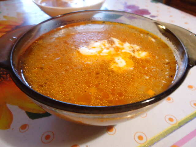 Сборная солянка относится к традиционным блюдам русской кухни и имеет массу полезных свойств. Однако не всем рекомендуется включать это блюдо в свой рацион питания.