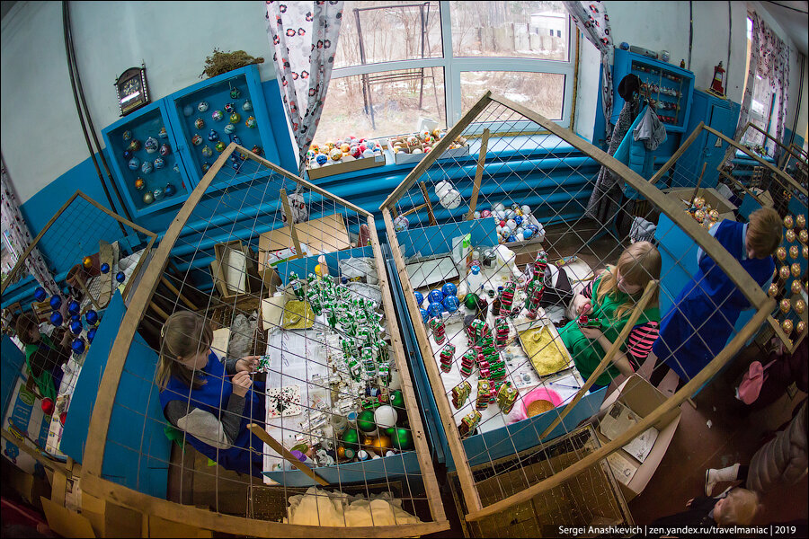 Как на Украине делают шикарные новогодние игрушки на старой и трешевой фабрике (еще советской)