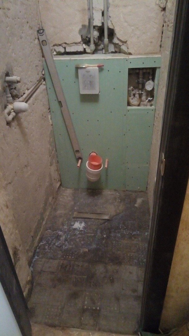 Мужчина сам делал ремонт в маленьком туалете и зачем то установил там душ. Фото До/После.