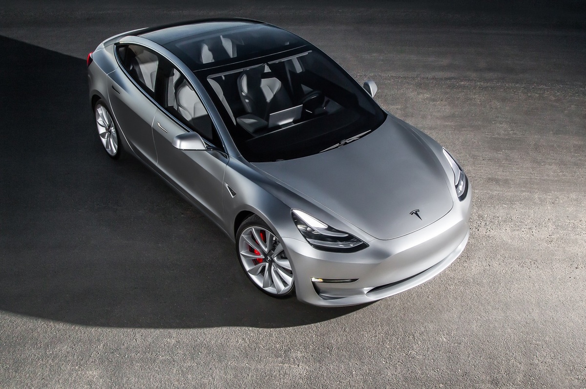 Tesla Model 3 комплектуется системой автопилота, а также имеет доступ к фирменной сети зарядок Supercharger