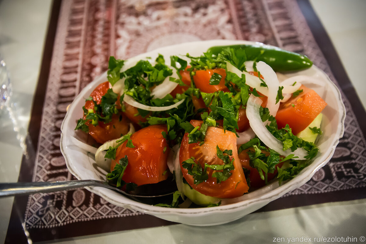Грузинский салат очень простой, помидоры, огурцы и зелень
