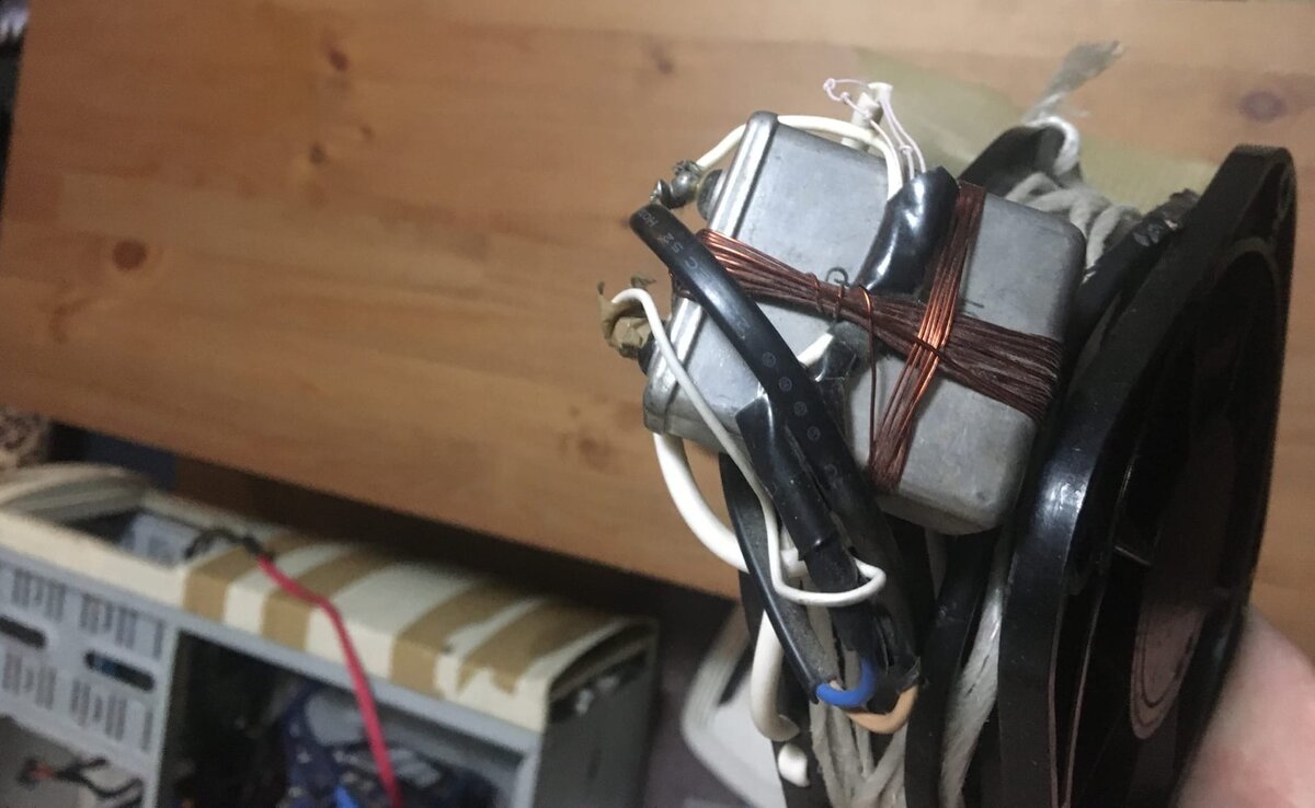 Конденсатор, как и само устройство, пережили многое: кривые руки 13-летнего парнишки и зубы его домашних питомцев.