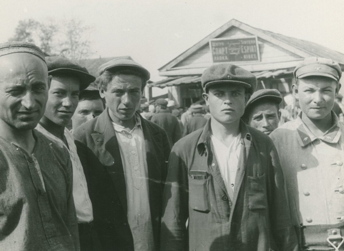 Ул абыйлар кирәгеңне бирер иделәр сиңа ;) Казан, 1930, Центрспиртлавка. (с) Frank Fetter